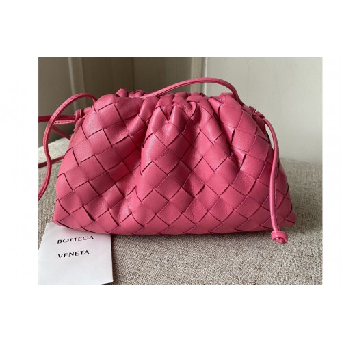 Bottega Veneta pouch bag Soft voluminous clutch in Pink woven leather