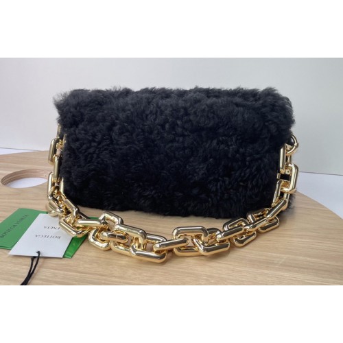 Bottega Veneta Chain pouch in Black Shearling