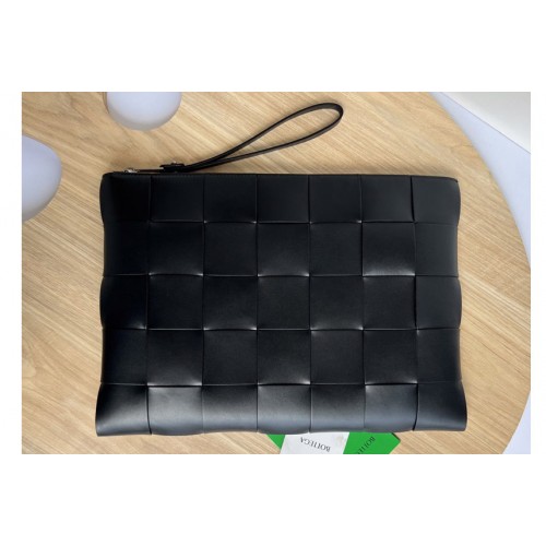 Bottega Veneta Men Pouch in Black intreccio leather