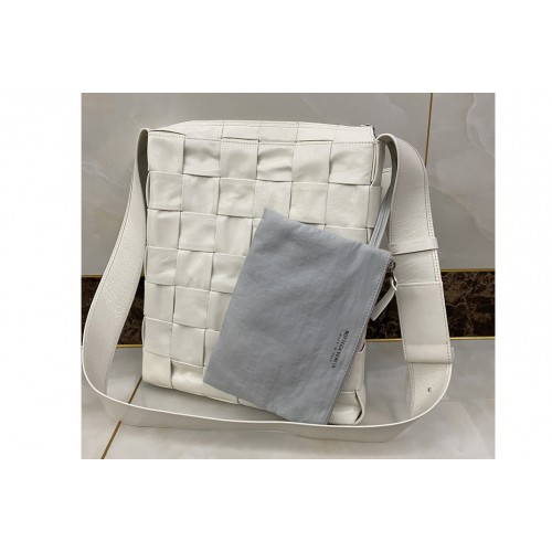 Bottega Veneta Men Cassette Messenger bag in White Intrecciato Paper Calf leather