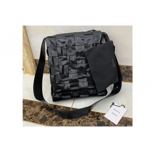 Bottega Veneta Men Cassette Messenger bag in Black Intrecciato Paper Calf leather
