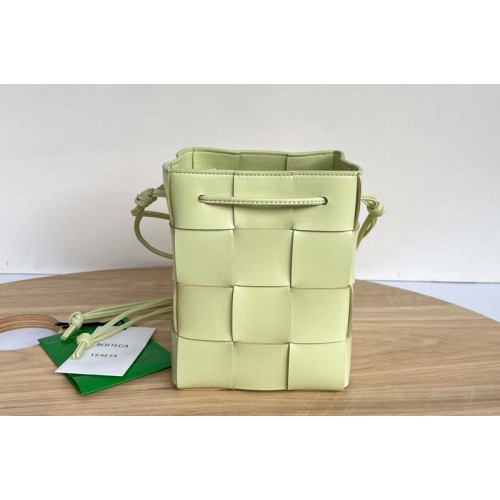 Bottega Veneta Cassette Small intreccio leather cross-body bucket bag in Yellow Leather