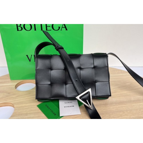 Bottega Veneta Medium cross-body bag in Black intreccio leather