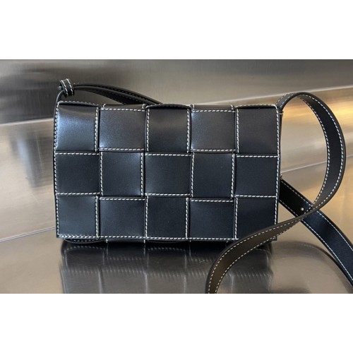 Bottega Veneta Medium Cassette Bag in Black-Natural Leather