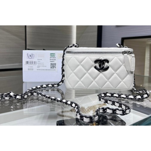 Chanel AP3905 Clutch With Chain in White Leather Chanel AP3905 Clutch With Chain in White Leather