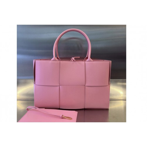 Bottega Veneta Medium Arco Tote Bag in Pink intrecciato leather