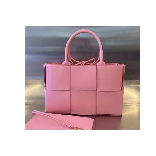 Bottega Veneta Small Arco Tote Bag in Pink intreccio leather