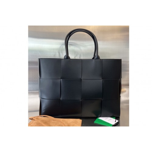 Bottega Veneta Large Arco Tote Bag in Black intreccio leather