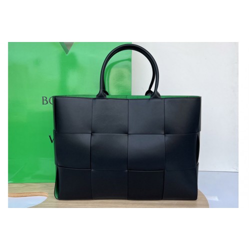 Bottega Veneta Large Arco Tote Bag in Black Green intreccio leather